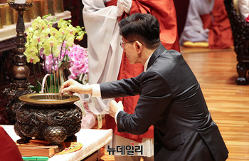 [포토] 헌향하는 김문수 후보 