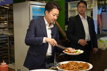 [포토] 노량진 고시촌 찾은 이준석 후보