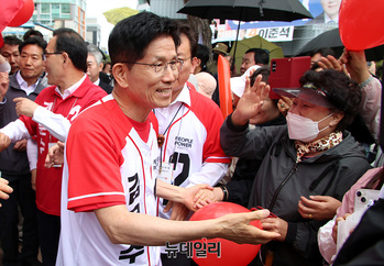 [포토] 안동시민과 인사나누는 김문수 후보 