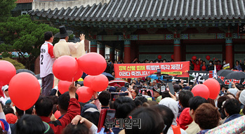 [포토] 김문수 유세장 등장한 '경북 산불 피해 특별법' 촉구 현수막