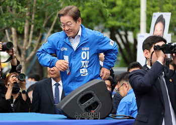 [포토] 철통 경호속 유세장 입장하는 이재명