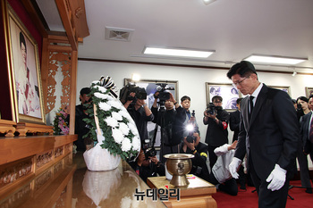 [포토] 박정희 생가 참배하는 김문수 후보