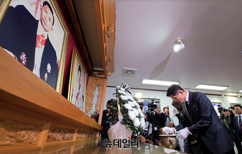 [영상] 박정희 생가 추모관 분향하는 김문수 후보 