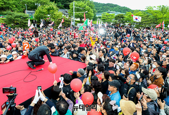 [포토] 큰절하는 김문수 대선 후보 
