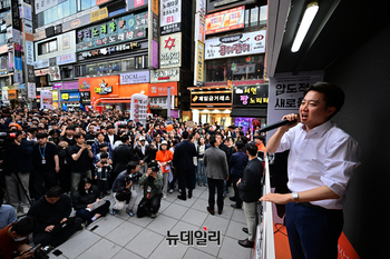 [포토] 서현역서 지지호소하는 이준석 대선후보