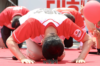 [포토] 논산시민 향해 큰절하는 김문수 후보 