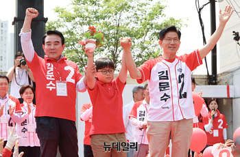 [포토] 어린이와 연단 오른 김문수 후보 
