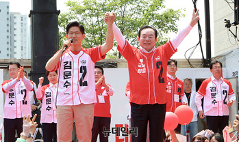 [포토] 김문수 손잡은 이인제 전 경기지사 