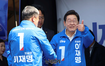 [포토] 연단 오르는 이재명 후보 