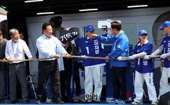 [포토] 줄다리기 퍼포먼스 하는 이재명 후보