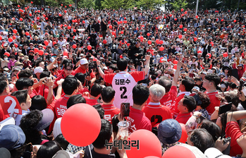 [포토] 김문수 셔츠 입고 석촌호수 등장한 한동훈
