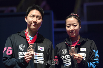 [포토] 혼합복식 동매달 목에 건 임종훈-신유빈 선수