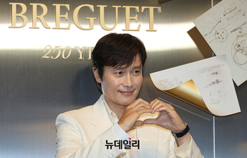 [영상] 시계 전시장 찾은 이병헌