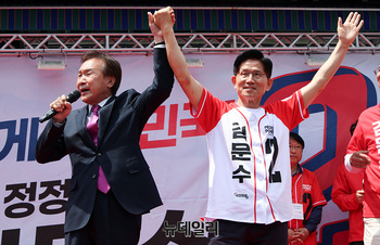[포토] 김문수 후보 손잡은 손학규 전 대표 