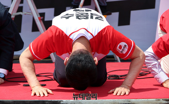 [포토] 안성시민 향해 큰절하는 김문수 후보 