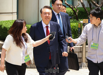 [포토] 오전 공판 마치고 나오는 윤석열 전 대통령
