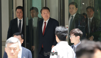 [포토] 법원 밖으로 나오는 윤석열 전 대통령