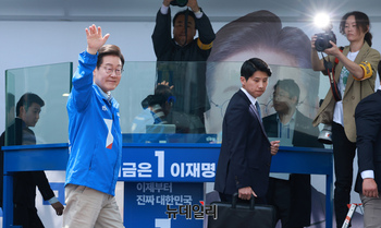 [포토] 지지자들에게 손 흔드는 이재명 후보