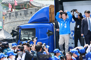 [포토] 수원서 하트 그리는 이재명 후보