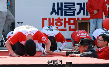 [포토] 김문수 오산 유세, 큰절하자 시민 피로회복제 응원