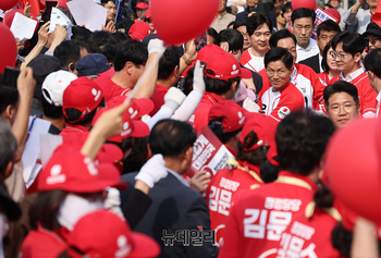 [포토] 용인 집중유세장 입장하는 김문수