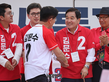 [포토] 심재철 전 국회부의장과 악수하는 김문수 후보