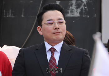 [포토] 김문수 유세장에 등장한 경기도 법카 공익제보자 조명현 씨