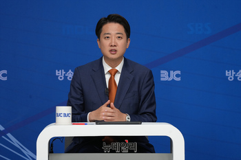 [포토] 한국방송기자클럽 초청토론회 참석한 이준석 후보