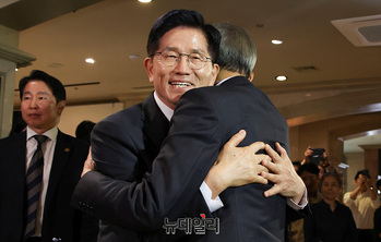 [포토] 포옹하는 김문수 후보-이명박 전 대통령 