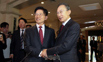 [포토] 김문수 후보 손잡은 이명박 전 대통령 