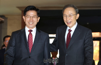 [포토] 오찬회동 향하는 김문수 후보-이명박 전 대통령 