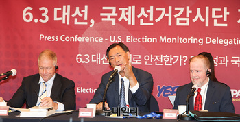 [포토] 성명문 발표하는 모스 탄 전 미국 대사 