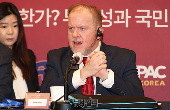 [포토] 기자회견문 발표하는 존 밀스 전 육군대령