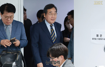 [포토] 입장하는 이낙연 새미래 상임고문