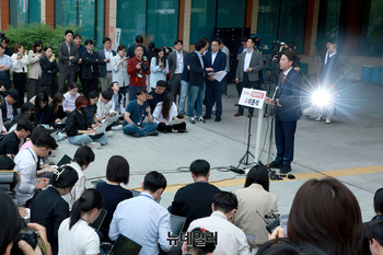 [포토] 긴급 기자회견 갖는 이준석 개혁신당 후보