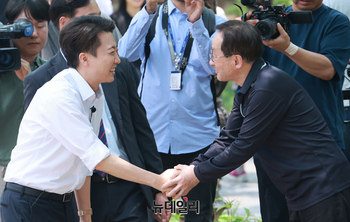 [포토] 여의도공원서 시민들 만나는 이준석 후보