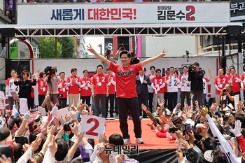 [영상] 롯데자이언츠 유니폼 입고 부산 찾은 김문수 후보