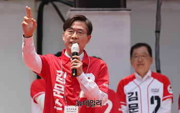 [포토] 부산시민 호통 속에 지지호소하는 조경태 선대위원장