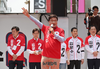 [포토] 김문수 지지호소하는 홍준표복심 김대식 의원