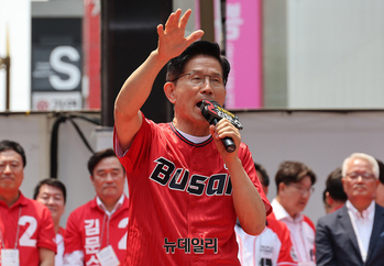 [영상] 자이언츠 유니폼 입고 부산 찾은 김문수 "할수있다 해보자"