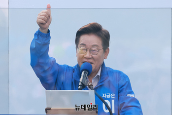 [포토] 어린이대공원 앞에서 지지 호소하는 이재명 후보