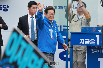[포토] 지지자들에게 손들어 인사하는 이재명 후보