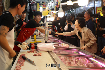 [포토] 의왕 도깨비시장 찾은 설난영 여사