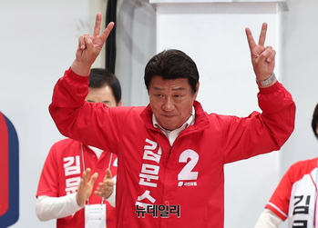 [포토] 인사하는 강대식 의원