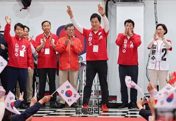 [포토] 인사하는 유영하 의원