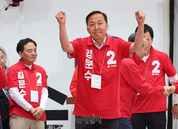 [포토] 인사하는 김기웅 의원