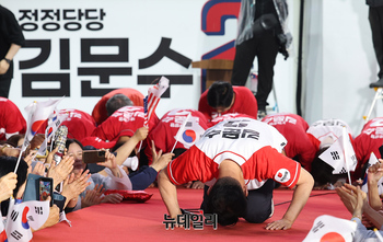 [포토] 큰절 올리는 김문수 국민의힘 후보