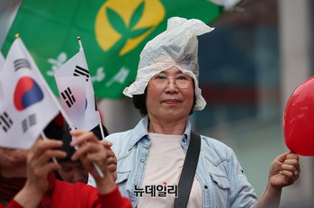 [포토] 궂은날씨에 비닐모자로 김문수 맞이한 대구시민들