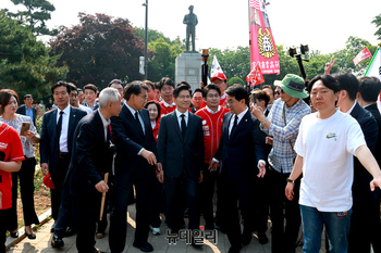 [포토] 맥아더동상 참배 마친 김문수 후보