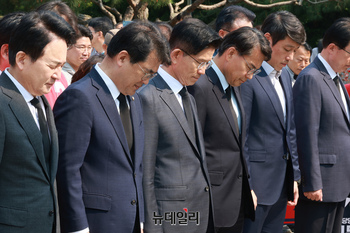 [포토] 맥아더동상에 참배하는 김문수 후보